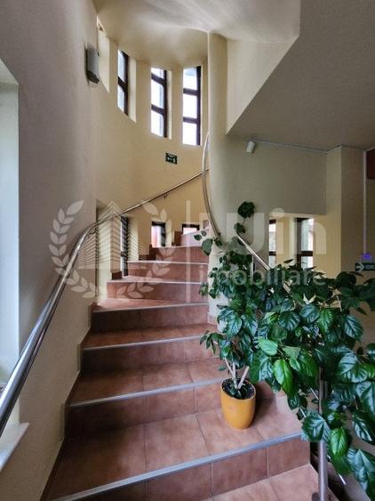 Casă individuală cu 10 camere cu Canalizare în Zorilor