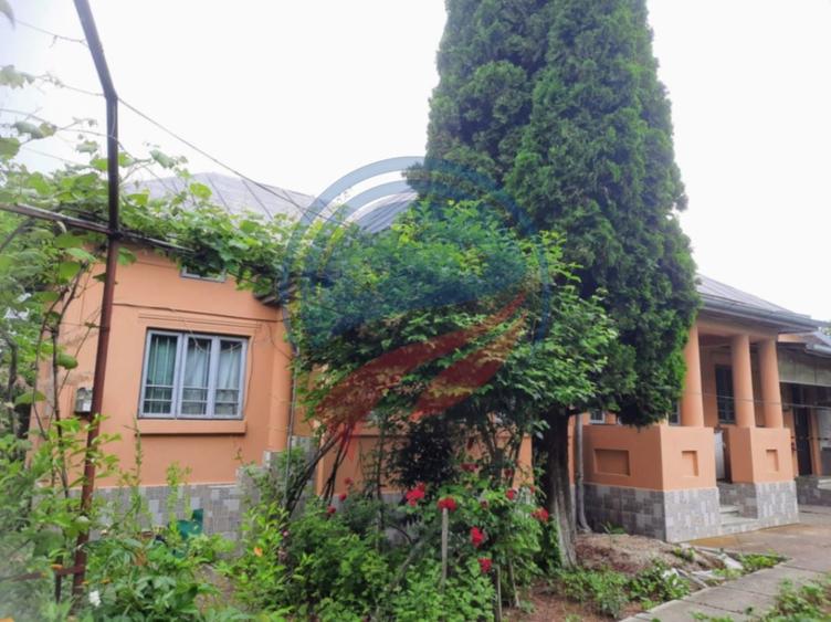 Casă individuală cu 5 camere cu Canalizare în Central