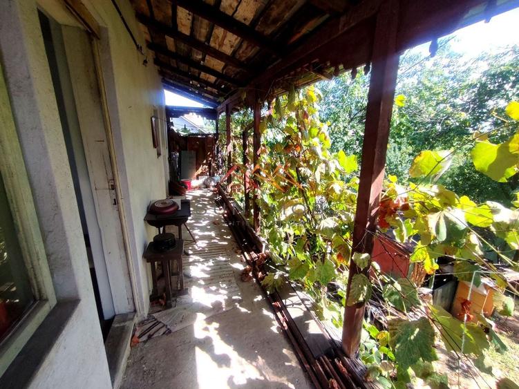 Casă individuală cu 9 camere cu Canalizare în Central