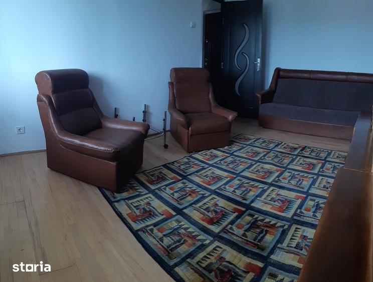Apartament cu 3 camere decomandat în Cornișa