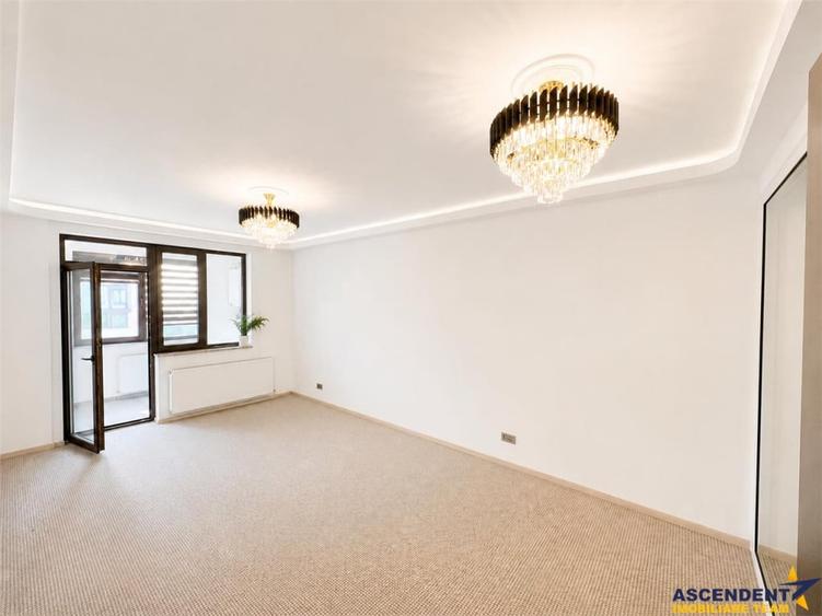 Apartament cu 3 camere decomandat în Tractorul