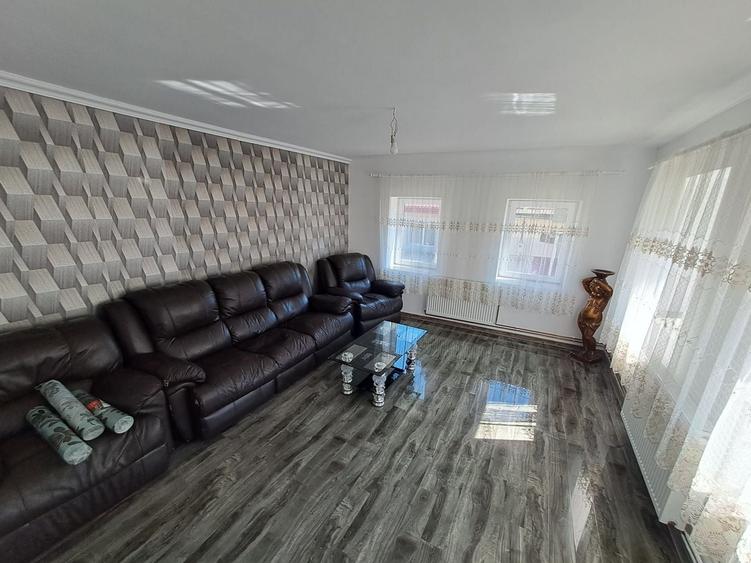 Casă cu 4 camere în Noua