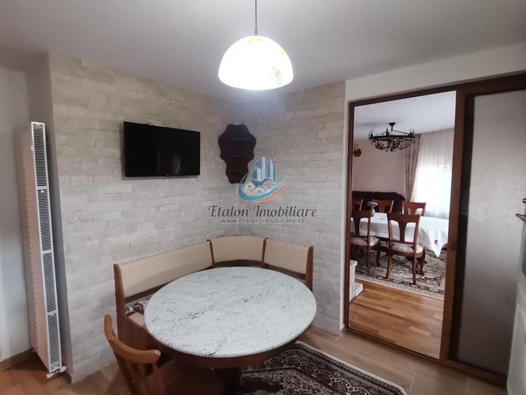 Casă individuală cu 7 camere cu Teren 1066 Mp în Periferie