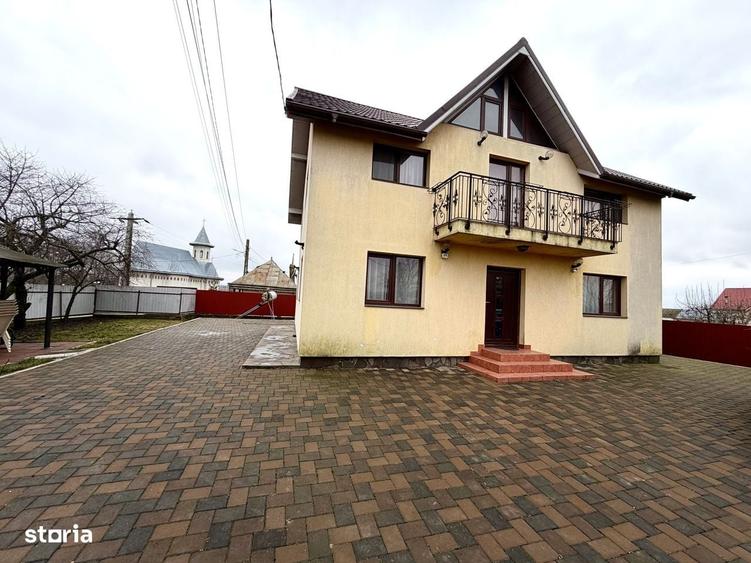 Casă cu 4 camere cu Teren 1000 Mp în Săucești