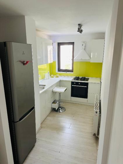 Apartament cu 3 camere semidecomandat, mobilat în Drumul Taberei