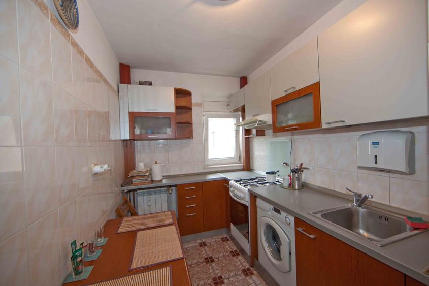 Apartament cu 3 camere semidecomandat în Tineretului