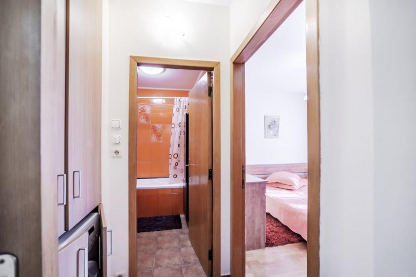 Apartament cu 2 camere semidecomandat, mobilat în 1 Mai