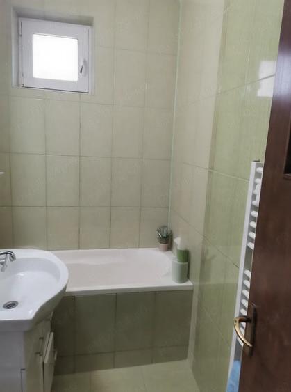 Apartament cu 3 camere semidecomandat în Obor