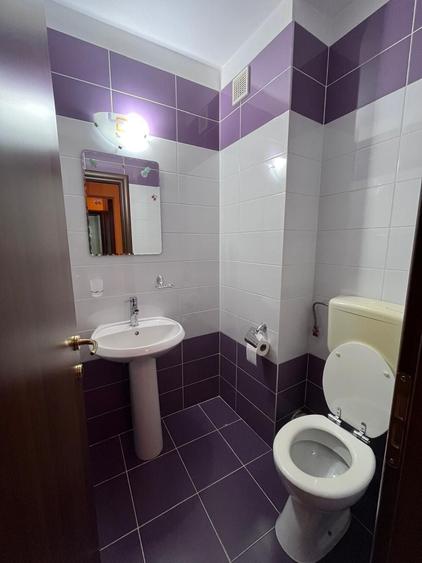 Apartament cu 3 camere semidecomandat în Nufărul