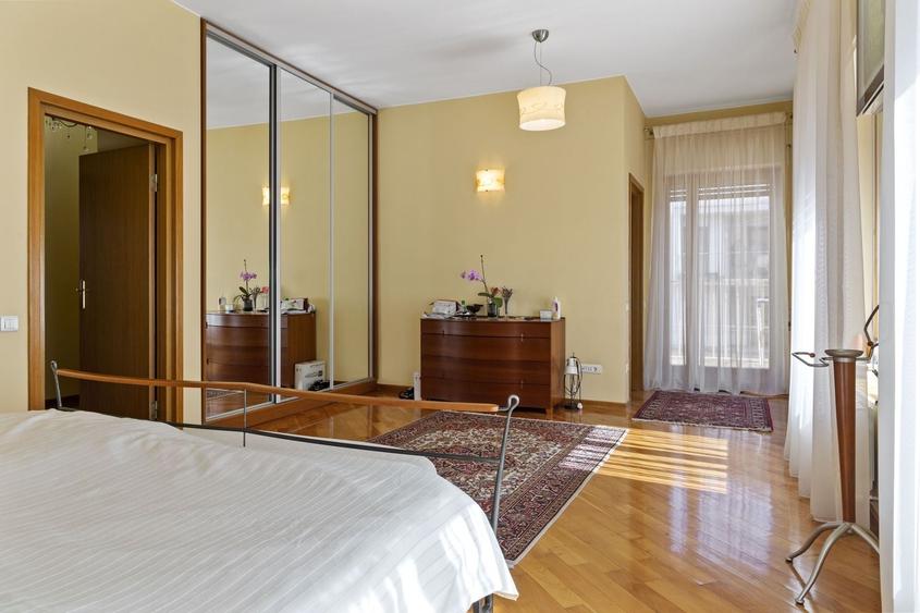 Apartament cu 8 camere semidecomandat, mobilat în Capitale