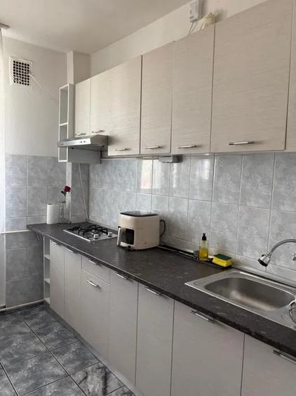 Apartament cu 2 camere semidecomandat, mobilat în 1 Mai