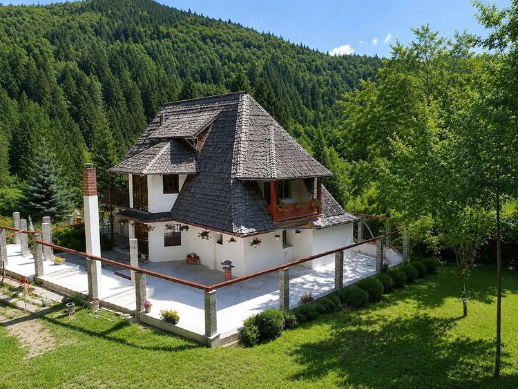 Casă cu 6 camere cu Teren 4600 Mp în Tarcău