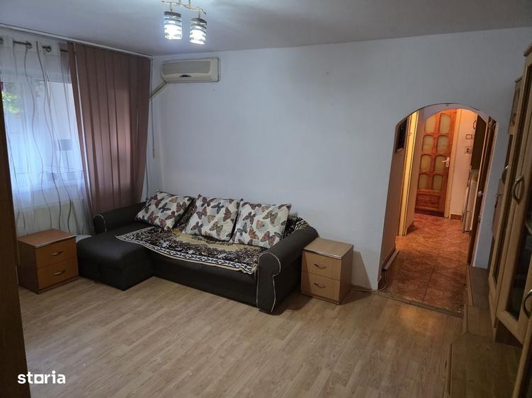 Apartament cu 3 camere semidecomandat în Craiovița Nouă