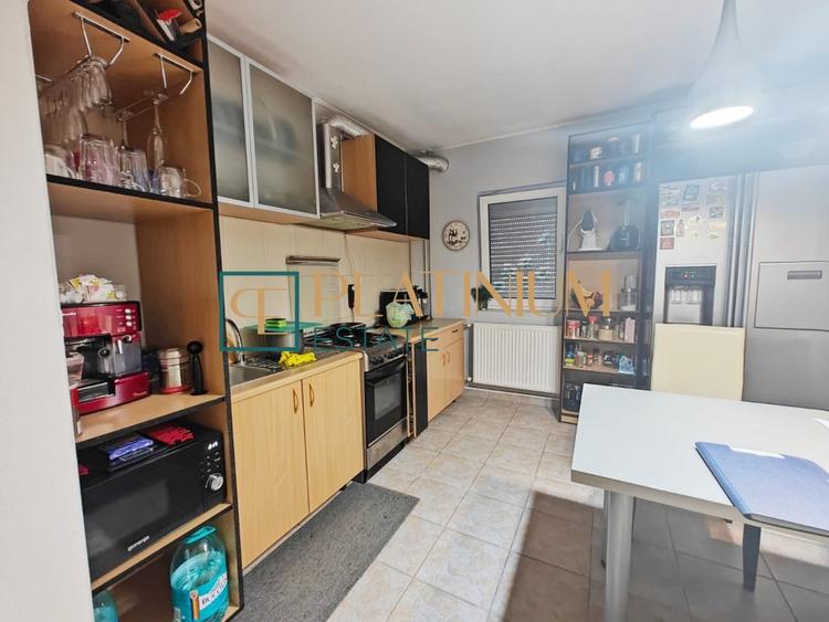 Apartament cu 3 camere semidecomandat, mobilat în Aradului