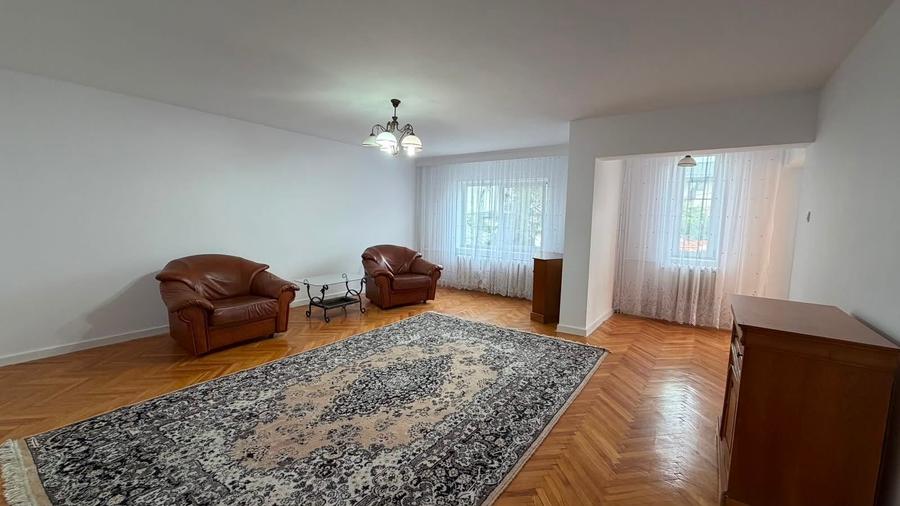 Casă individuală cu 7 camere cu Canalizare în Sărărie