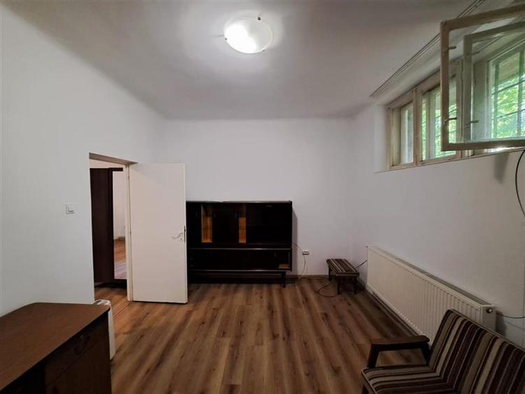 Apartament cu 2 camere semidecomandat, mobilat în Central