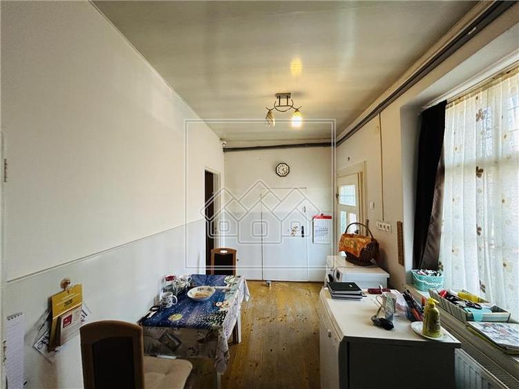 Apartament cu 3 camere nedecomandat în Central