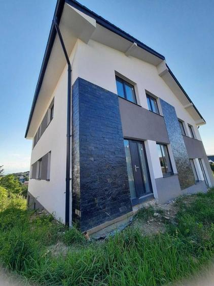 Casă individuală cu 5 camere cu Canalizare în Iris