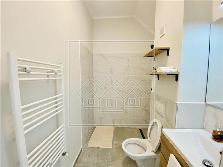 Penthouse cu 3 camere semidecomandat în Exterior Vest