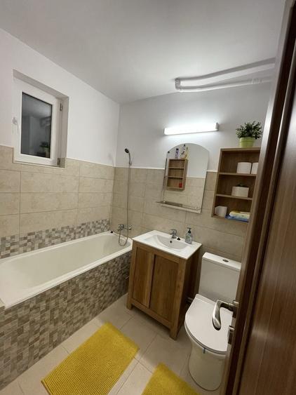 Apartament cu 3 camere decomandat în Far