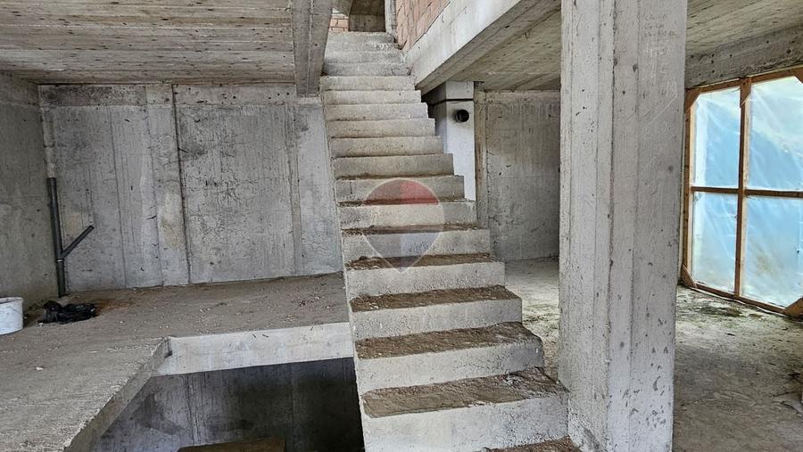 Casă individuală cu 10 camere cu Teren 1055 Mp în Dâmbovicioara