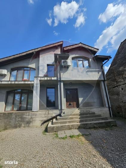 Casă cu 5 camere cu Teren 702 Mp în Nord