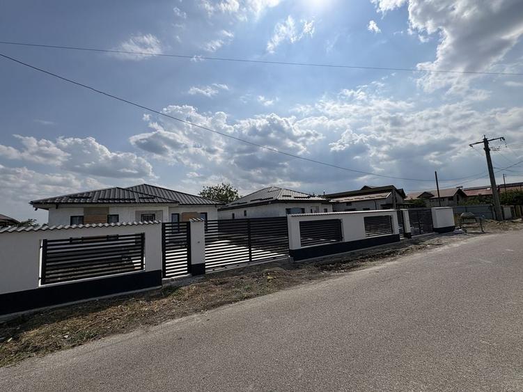 Casă cu 4 camere cu Teren 444 Mp în Golești