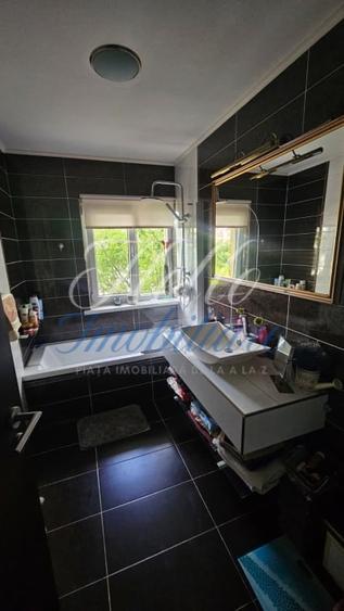 Apartament cu 3 camere semidecomandat în Florești