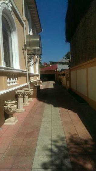 Casă individuală cu 9 camere cu Canalizare în Cotroceni