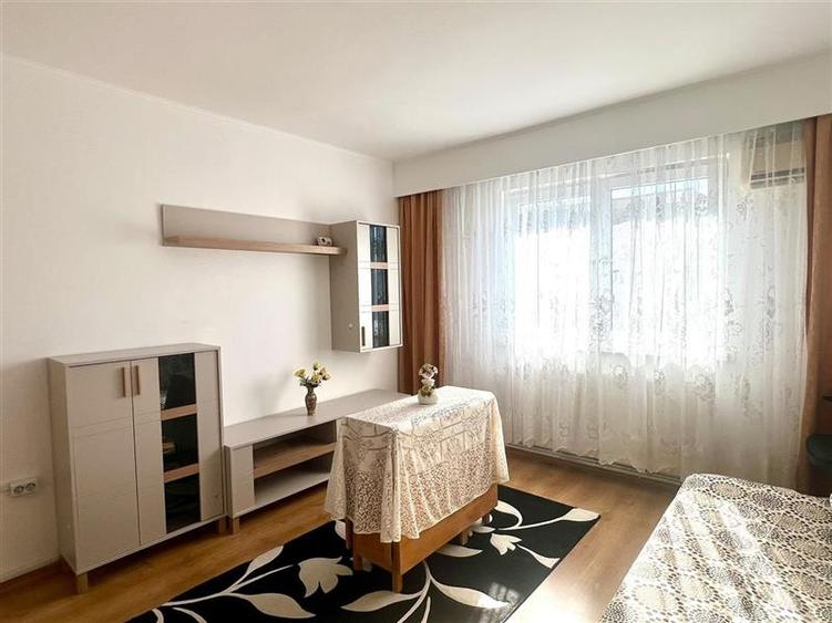 Apartament cu 3 camere semidecomandat, mobilat în Florilor