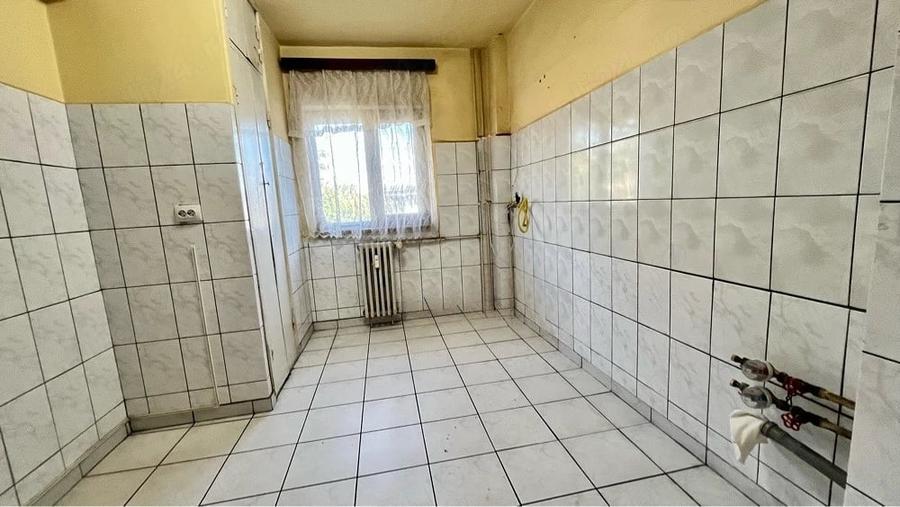 Apartament cu 4 camere decomandat în Traian