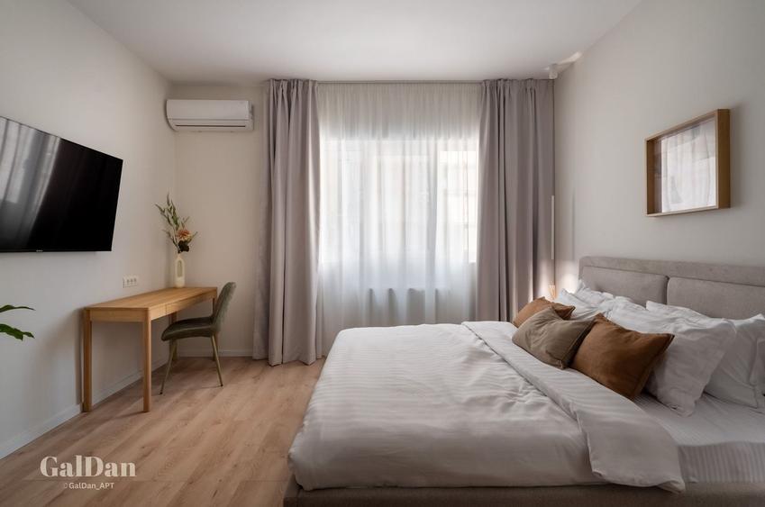 Apartament cu 4 camere semidecomandat, mobilat în P-ța Universității