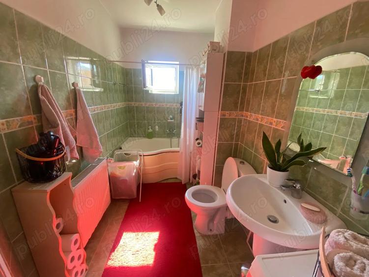 Apartament cu 4 camere decomandat în Petros