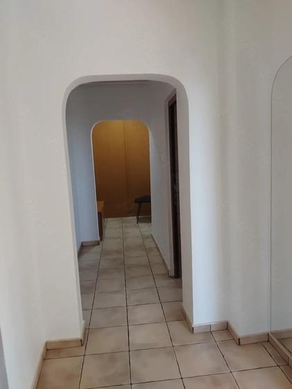 Apartament cu 3 camere decomandat în Micro 6