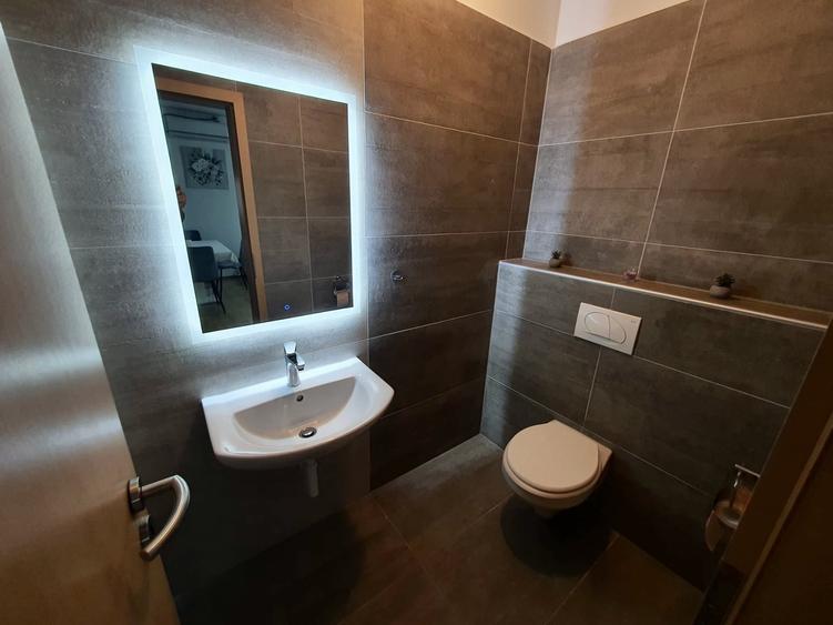 Apartament cu 3 camere semidecomandat, mobilat în Lipovei