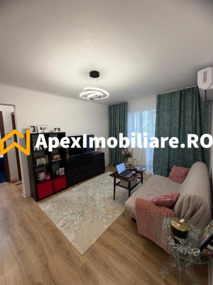 Apartament cu 3 camere semidecomandat în Berceni