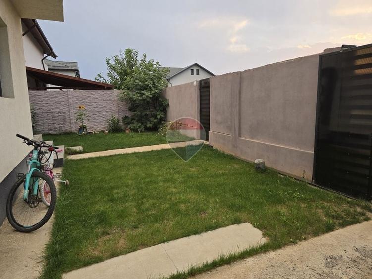 Casă individuală cu 4 camere cu Teren 270 Mp în Est