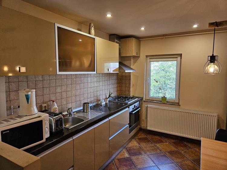 Apartament cu 3 camere decomandat în Miorița