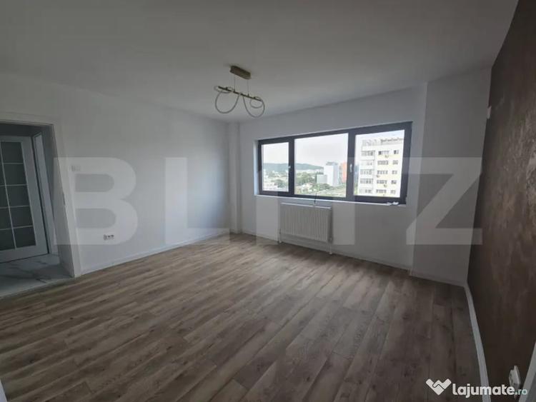 Apartament cu 3 camere semidecomandat în Podu Roș