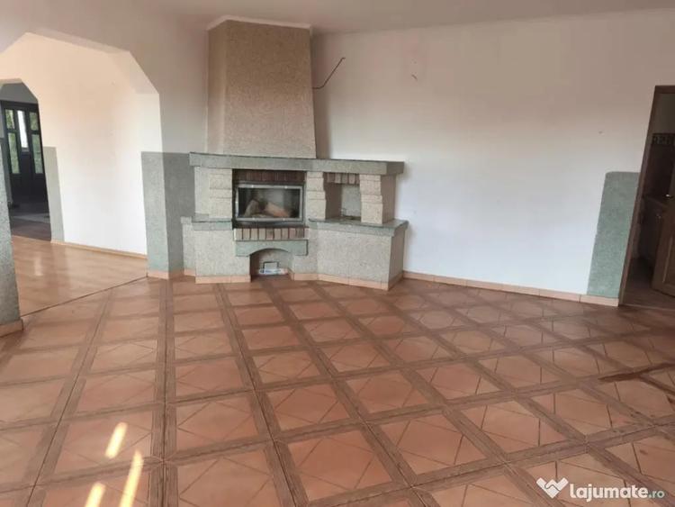 Casă cu 5 camere cu Teren 1600 Mp în Central