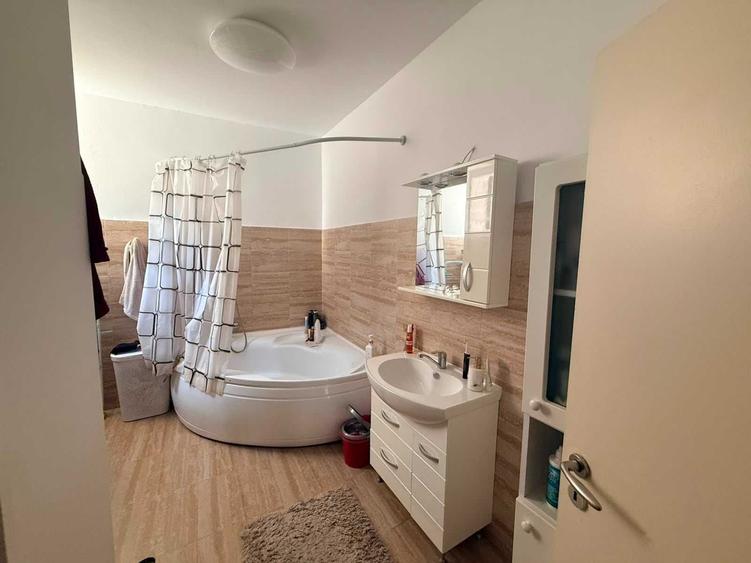 Apartament cu 3 camere semidecomandat în Traian