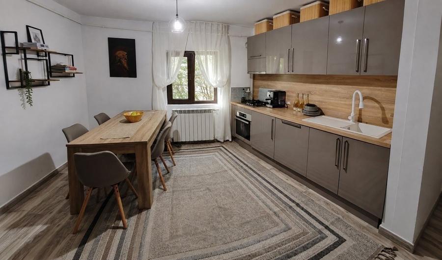 Apartament cu 3 camere decomandat în Central