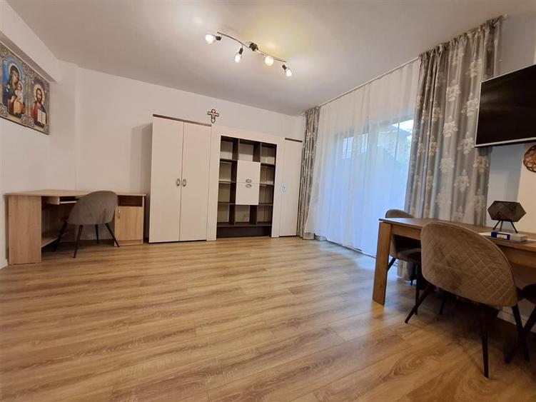 Apartament cu 2 camere semidecomandat, mobilat în Bucium