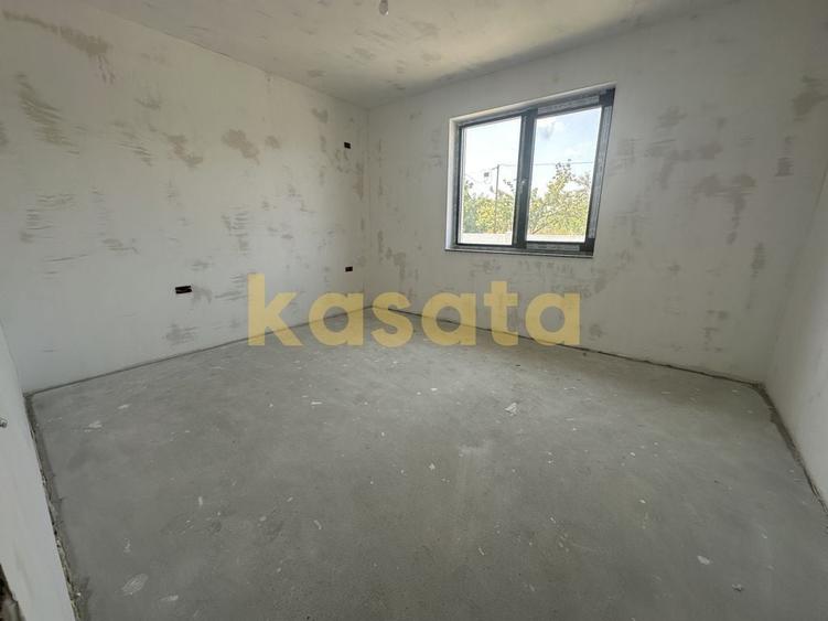 Casă cu 4 camere cu Teren 400 Mp în Domnești