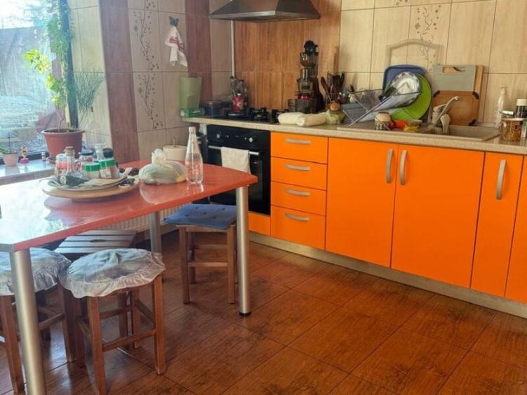 Casă cu 5 camere cu Teren 100 Mp în Rahova