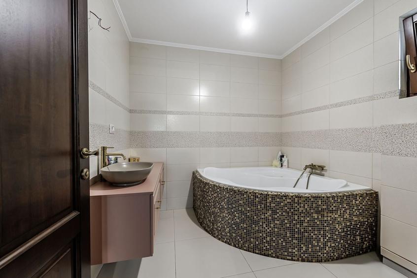 Casă individuală cu 5 camere cu Canalizare în 6 Vânători