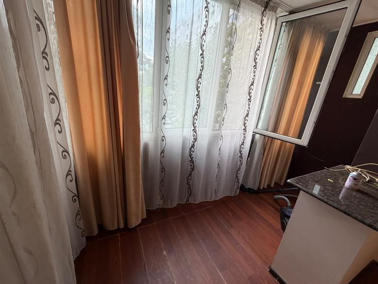 Apartament cu 3 camere semidecomandat în Titan