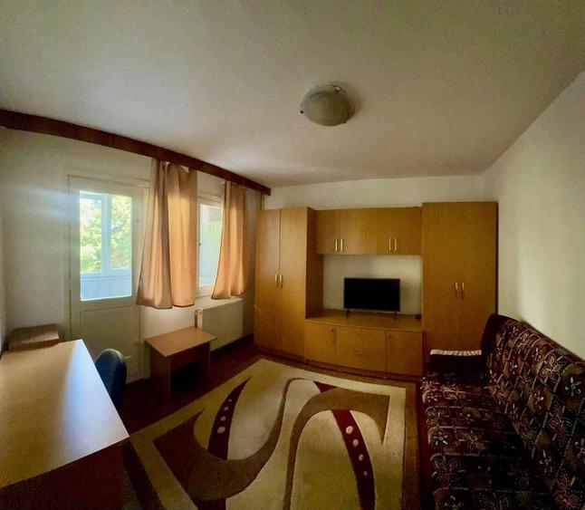 Apartament cu 3 camere semidecomandat în Govândari