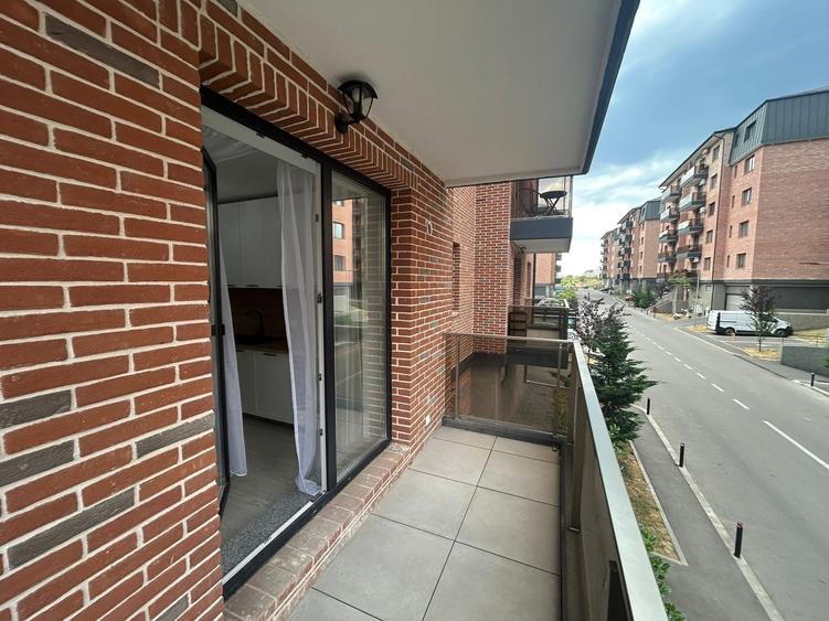 Apartament cu 3 camere semidecomandat în Exterior Vest
