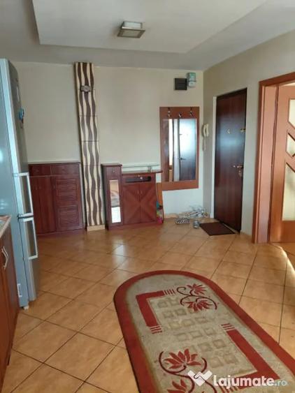 Apartament cu 3 camere decomandat în Craiovița Nouă
